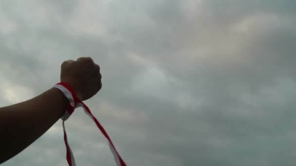 Ręcznie Ubrana Czerwono Biała Wstążka Tłem Nieba Koncepcja Dnia Niepodległości — Wideo stockowe