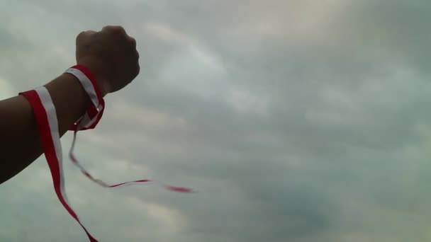 Рука Носить Красную Белую Ленту Фоне Неба Индонезия День Независимости — стоковое видео