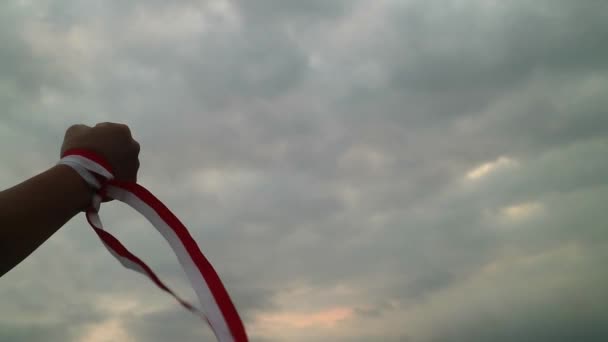 Hand Dragen Van Rood Wit Lint Met Lucht Achtergrond Indonesië — Stockvideo