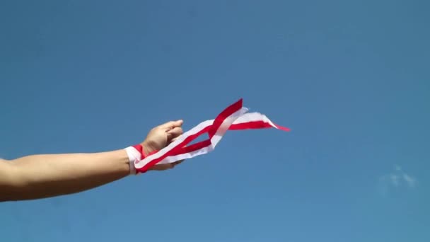 Ruční Nošení Červené Bílé Stuhy Oblohou Pozadí Indonésie Den Nezávislosti — Stock video