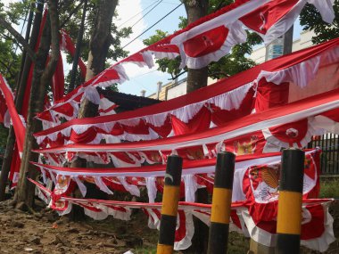 Malang, Endonezya - 23 Temmuz 2023: Bağımsızlık Günü kutlamaları için penjual bendera dan spanduk Merah putih veya Endonezya bayrağı satıcısı