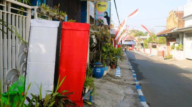 Yol boyunca mavi gökyüzü arkaplanlı kırmızı ve beyaz bayrak. Endonezya bağımsızlık günü konsepti.