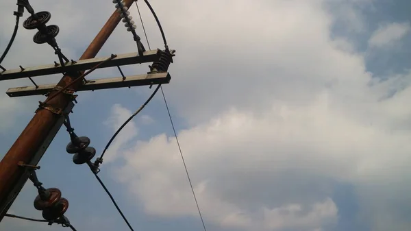 Elektriska Stolpar Och Kablar Sett Underifrån Mot Himlen — Stockfoto