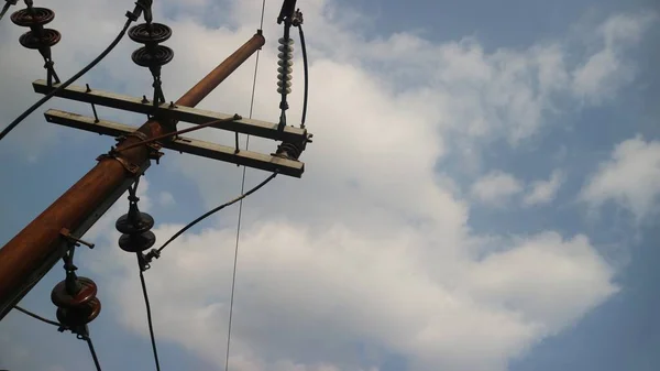 Postes Cables Eléctricos Vistos Desde Abajo Contra Cielo — Foto de Stock