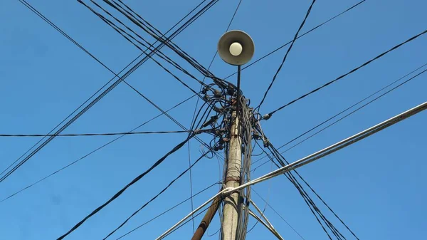 Elektrik Direkleri Kablolar Aşağıdan Gökyüzüne Doğru Görünüyor — Stok fotoğraf