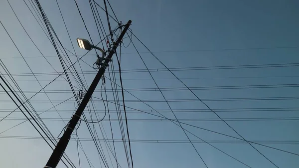Elektriska Stolpar Och Kablar Sett Underifrån Mot Himlen — Stockfoto