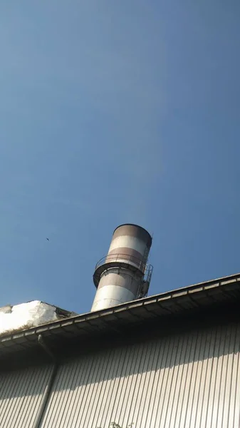 蓝天背景下的烟和烟囱 — 图库照片