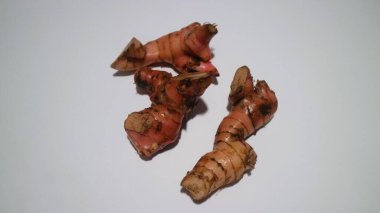 Galangal veya laos, dağlık ve ovalarda yaşayabilen kök bitkilerinin bir türüdür. Galangal, Endonezya 'da yaygın olarak yetişen bir baharat türüdür. İzole edilmiş beyaz