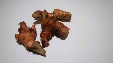 Galangal veya laos, dağlık ve ovalarda yaşayabilen kök bitkilerinin bir türüdür. Galangal, Endonezya 'da yaygın olarak yetişen bir baharat türüdür. İzole edilmiş beyaz