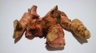 Galangal veya laos, dağlık ve ovalarda yaşayabilen kök bitkilerinin bir türüdür. Galangal, Endonezya 'da yaygın olarak yetişen bir baharat türüdür. İzole edilmiş beyaz