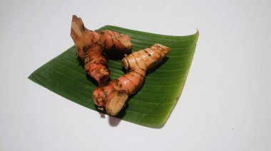 Banan yaprağı üzerindeki galangal ya da laos yalıtılmış beyaz, dağlık ve ovalarda yaşayabilen kök ekinleri türüdür. Galangal, Endonezya 'da yaygın olarak yetişen bir baharat türüdür..