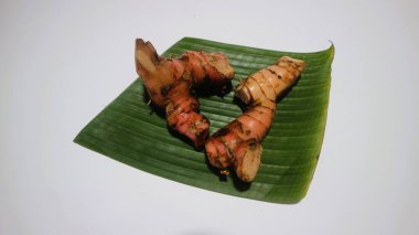 Banan yaprağı üzerindeki galangal ya da laos yalıtılmış beyaz, dağlık ve ovalarda yaşayabilen kök ekinleri türüdür. Galangal, Endonezya 'da yaygın olarak yetişen bir baharat türüdür..