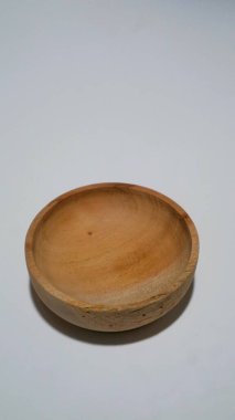 Beyaz arkaplanda izole edilmiş boş ahşap çay tabakları kümesi, kopyalama alanı