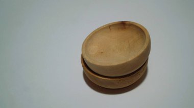 Beyaz arkaplanda izole edilmiş boş ahşap çay tabakları kümesi, kopyalama alanı