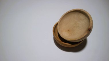 Beyaz arkaplanda izole edilmiş boş ahşap çay tabakları kümesi, kopyalama alanı