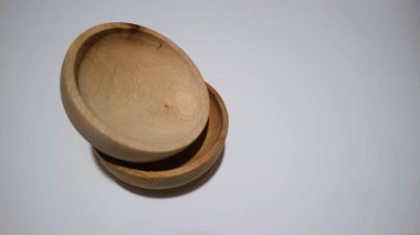 Beyaz arkaplanda izole edilmiş boş ahşap çay tabakları kümesi, kopyalama alanı