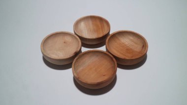 Beyaz arkaplanda izole edilmiş boş ahşap çay tabakları kümesi, kopyalama alanı