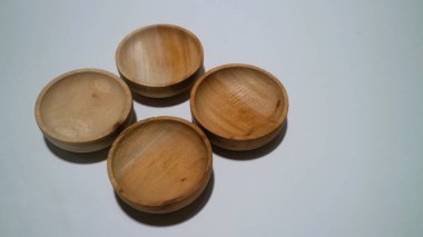 Beyaz arkaplanda izole edilmiş boş ahşap çay tabakları kümesi, kopyalama alanı