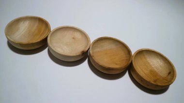 Beyaz arkaplanda izole edilmiş boş ahşap çay tabakları kümesi, kopyalama alanı