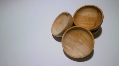 Beyaz arkaplanda izole edilmiş boş ahşap çay tabakları kümesi, kopyalama alanı