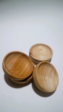 Beyaz arkaplanda izole edilmiş boş ahşap çay tabakları kümesi, kopyalama alanı