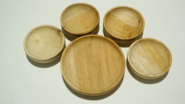 Beyaz arkaplanda izole edilmiş boş ahşap çay tabakları kümesi, kopyalama alanı