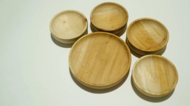 Beyaz arkaplanda izole edilmiş boş ahşap çay tabakları kümesi, kopyalama alanı