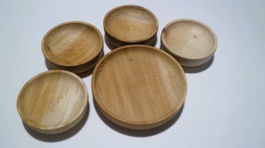 Beyaz arkaplanda izole edilmiş boş ahşap çay tabakları kümesi, kopyalama alanı