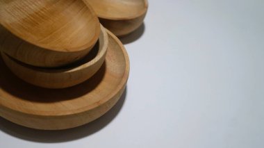 Beyaz arkaplanda izole edilmiş boş ahşap çay tabakları kümesi, kopyalama alanı