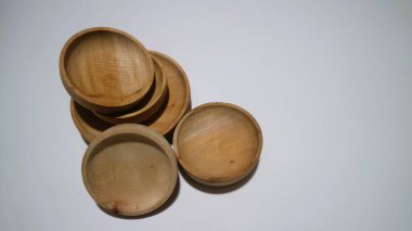 Beyaz arkaplanda izole edilmiş boş ahşap çay tabakları kümesi, kopyalama alanı