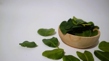 Daun Jeruk Purut. Çorba, köri, pirinç, kızartma, patates kızartması ve salata da dahil olmak üzere aromatik Endonezya mutfağı için kullanılan kaffir kireç yaprakları. İzole edilmiş beyaz arkaplan