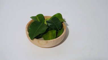 Daun Jeruk Purut. Çorba, köri, pirinç, kızartma, patates kızartması ve salata da dahil olmak üzere aromatik Endonezya mutfağı için kullanılan kaffir kireç yaprakları. İzole edilmiş beyaz arkaplan