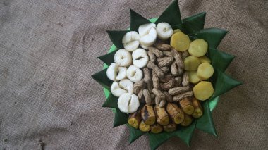 Polo pendem merah putih, kasava, tatlı patates, fıstık, muz, kırmızı beyaz kurdeleli muz içeren geleneksel bir Cava yemeğidir. Endonezya bağımsızlık günü kutlaması