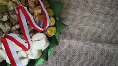 Polo pendem merah putih, kasava, tatlı patates, fıstık, muz, kırmızı beyaz kurdeleli muz içeren geleneksel bir Cava yemeğidir. Endonezya bağımsızlık günü kutlaması