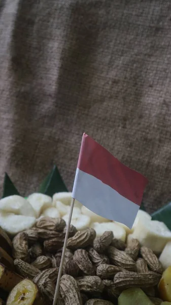 화이트 카사바 달콤한 플래그와 바나나를 포함한 음식입니다 인도네시아 기념일 — 스톡 사진