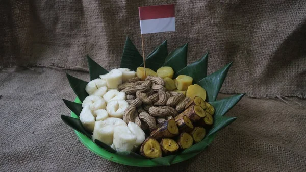 화이트 카사바 달콤한 플래그와 바나나를 포함한 음식입니다 인도네시아 기념일 — 스톡 사진