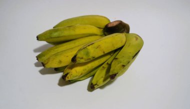 Kalın derisi Musa paradisiaca 'nın yemesi kolay olan beyaz muz, vücut bağışıklığını güçlendirmek için A, C ve B6 vitaminleri içerir.. 