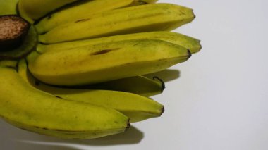 Kalın derisi Musa paradisiaca 'nın yemesi kolay olan beyaz muz, vücut bağışıklığını güçlendirmek için A, C ve B6 vitaminleri içerir.. 