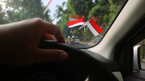 인도네시아 깃발은 인도네시아의 기념일을 환영하기 차량의 유리에 장착되어 있습니다 — 스톡 사진