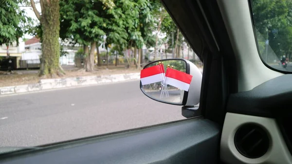 Ινδονησιακή Σημαία Είναι Τοποθετημένη Στο Παρμπρίζ Του Αυτοκινήτου Για Καλωσορίσει — Φωτογραφία Αρχείου