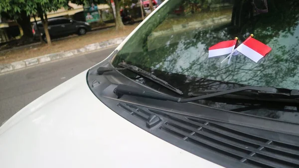 Indonéská Vlajka Namontována Čelním Skle Auta Aby Přivítala Den Nezávislosti — Stock fotografie