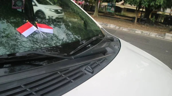 Ινδονησιακή Σημαία Είναι Τοποθετημένη Στο Παρμπρίζ Του Αυτοκινήτου Για Καλωσορίσει — Φωτογραφία Αρχείου