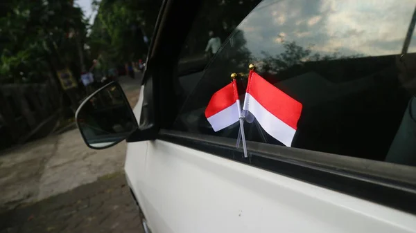 Indonéz Zászló Fel Van Szerelve Autó Szélvédőjére Hogy Üdvözölje Indonézia — Stock Fotó