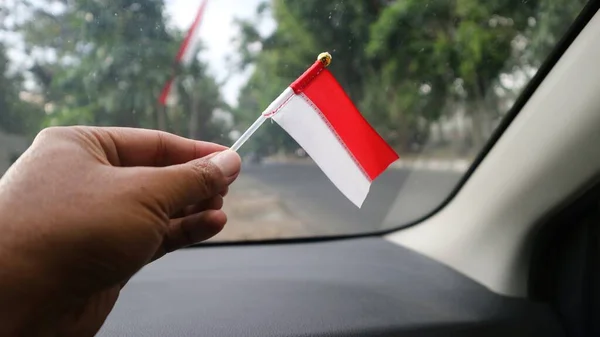 Main Tenant Drapeau Indonésien Dans Voiture Pour Accueillir Fête Indépendance — Photo