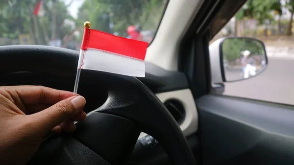 Mano Sosteniendo Bandera Indonesia Coche Para Dar Bienvenida Día Independencia —  Fotos de Stock