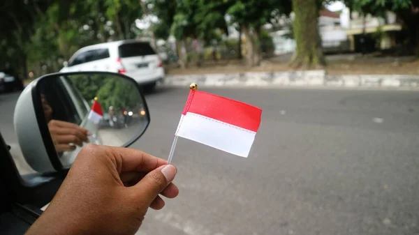 Mano Sosteniendo Bandera Indonesia Coche Para Dar Bienvenida Día Independencia —  Fotos de Stock