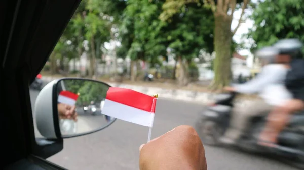 Рука Тримає Індонезійський Прапор Машині Щоб Привітати День Незалежності Індонезії — стокове фото