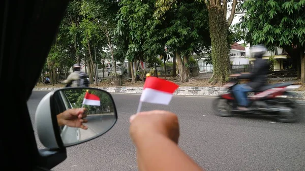 Ruka Drží Indonéskou Vlajku Autě Přivítat Indonésie Den Nezávislosti — Stock fotografie