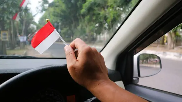 Tangan Memegang Bendera Indonesia Dalam Mobil Untuk Menyambut Hari Kemerdekaan — Stok Foto