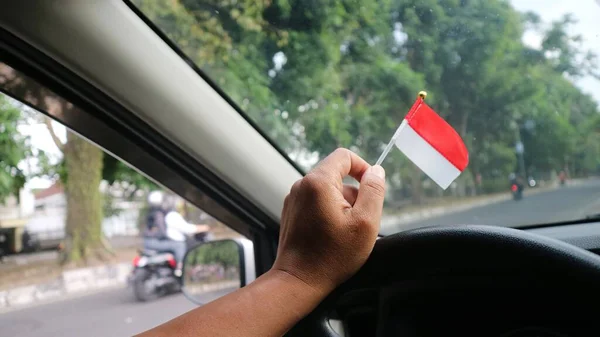 Kézben Tartott Indonéz Zászló Autóban Hogy Üdvözölje Indonézia Függetlenségének Napja — Stock Fotó